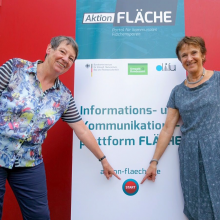 Dr. Barbara Hendricks, Bundesministerin für Umwelt, Naturschutz, Bau und Reaktorsicherheit und Maria Krautzberger, Präsidentin des Umweltbundesamtes stehen vor einem Poster und zeigen auf einen "Start"-Button.