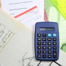 Kalkulieren bei der Bauplanung: Taschenrechner und Bauzeichnungen