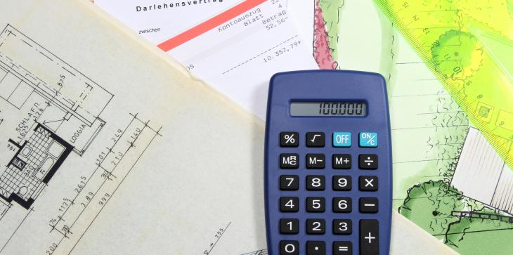 Kalkulieren bei der Bauplanung: Taschenrechner und Bauzeichnungen