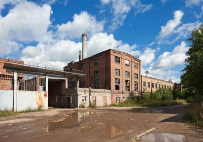 Leer stehendes Fabrikgebäude in einem Industriegebiet