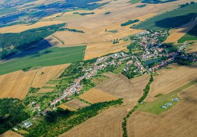 Luftbild mit Dorf und Ackerflächen